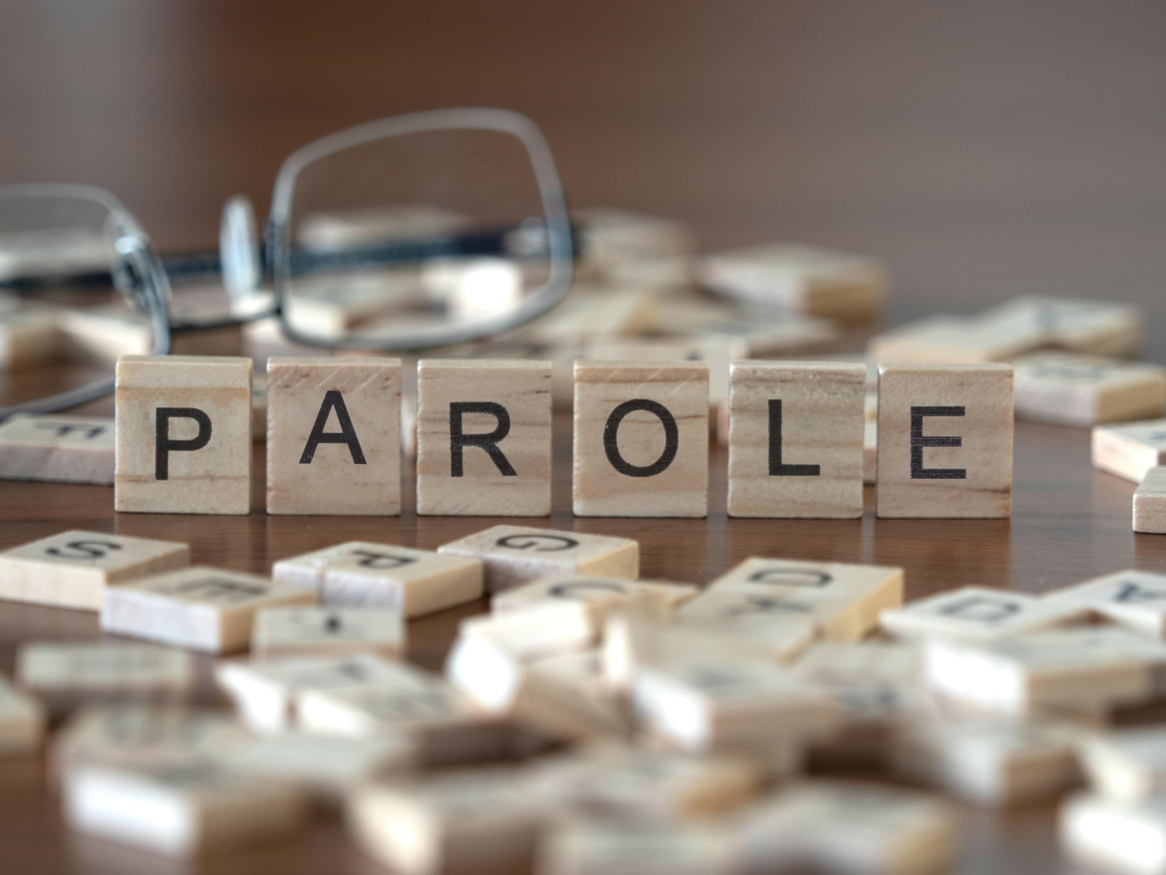parole mot ou concept représenté par des carreaux de lettres en bois sur une table en bois avec des lunettes et un livre