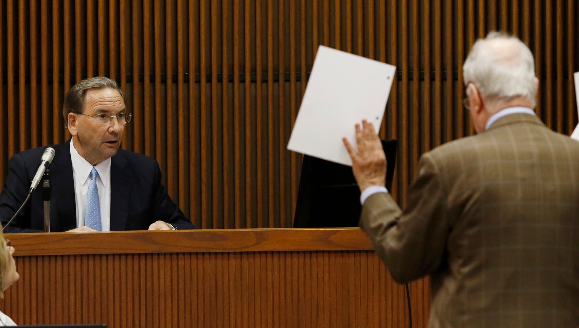 Defense attorney Bill Baxley shows witness Bill Canary an email to reference for testimony during the Alabama Speaker Mike Hubbard trial on Friday, June 3, 2016 in Opelika, Alabama. (VIA TODD VAN EMST/POOL PHOTO)