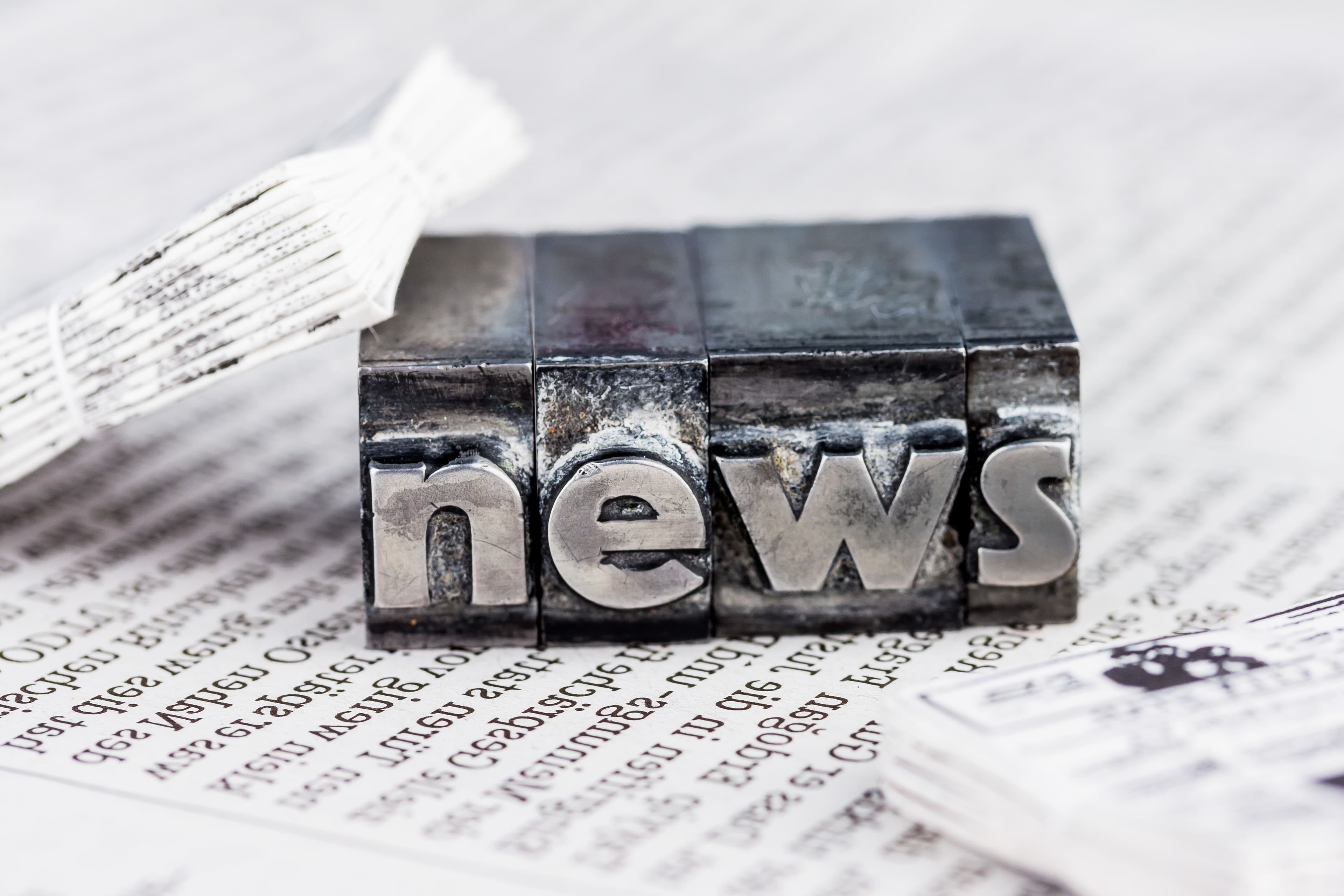 Das Wort News wurde mit Bleibuchstaben geschrieben. Symbolfoto für Newsletter, Zeitungen und Information