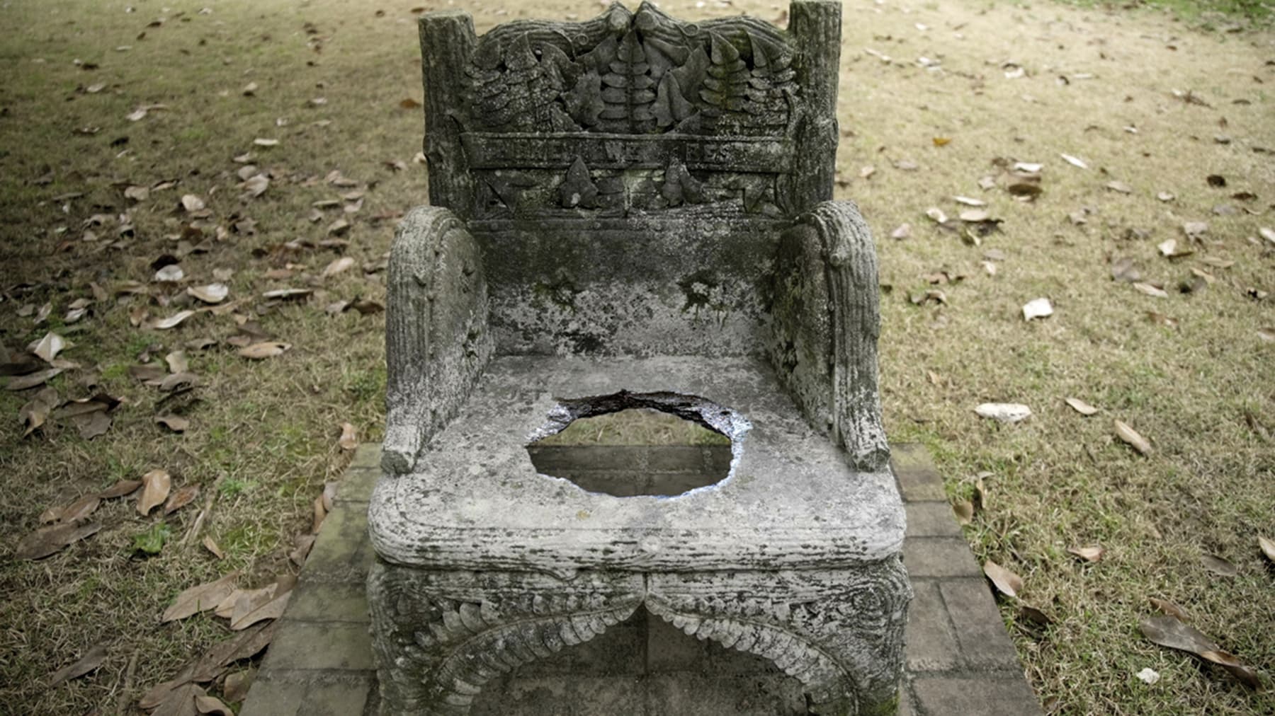The stone chair monument to Jefferson Davis. (VIA WHITE LIES MATTER)