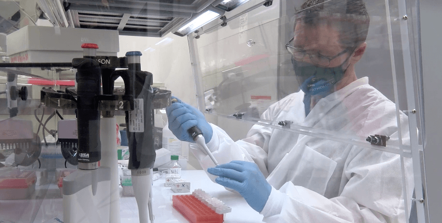 Derek Moates sequencing COVID-19 samples in his UAB lab, courtesy of UAB.