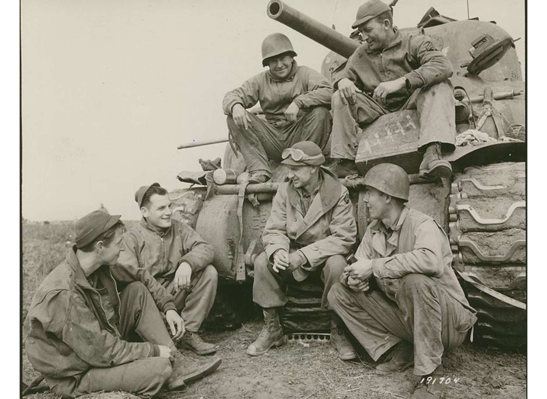 Ernie Pyle talks to tankers from the US Army's 191st Tank Battalion.